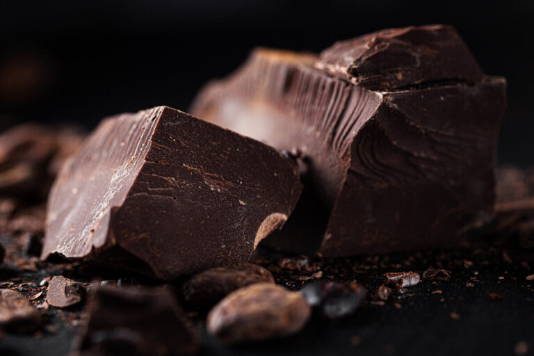pezzi di cioccolato fondente