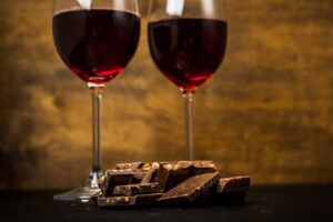 calici di vino e cioccolato