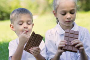 bambini che mangiano tavoletta di cioccolato